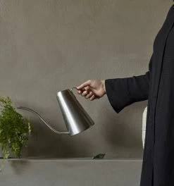 Menu Hydrous Gießkanne, Stahl 11 Menu Hydrous Gießkanne, Stahl -Lassen Sie Ihre Gartenmöbel fließen. MENU Hydrous Watering Can 2