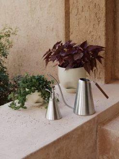 Menu Hydrous Gießkanne, Stahl 10 Menu Hydrous Gießkanne, Stahl -Lassen Sie Ihre Gartenmöbel fließen. MENU LS Hydrous Watering Can Hydrous Mister Hydrous Planter