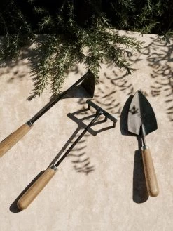 Pallarès X MENU Gartenwerkzeugset, 3 Stück -Lassen Sie Ihre Gartenmöbel fließen. MENU LS Pallares Tool Set