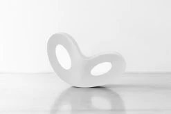 Magis Voido Schaukelstuhl, Mattweiß 9 Magis Voido Schaukelstuhl, Mattweiß -Lassen Sie Ihre Gartenmöbel fließen. Magis voido rocking chair ambient SD12 white 03 hr