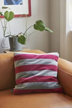 Hay Botanical Family Blumentopf Mit Untersetzer, L, Salbeigrün -Lassen Sie Ihre Gartenmöbel fließen. Mags Soft Low silk cognac Soft Stripe Cushion fuchsia Botanical Family dusty green