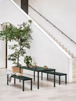 Muuto Linear Steel Tisch, 140 X 75 Cm, Dunkelgrün -Lassen Sie Ihre Gartenmöbel fließen. Muuto Linear steel series table bench dark green Muuto low res 1