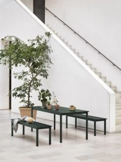 Muuto Linear Steel Bank, 110 Cm, Dunkelgrün -Lassen Sie Ihre Gartenmöbel fließen. Muuto Linear steel series table bench dark green Muuto low res