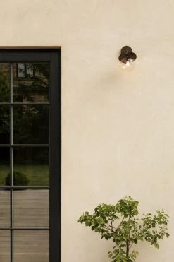 Liila Outdoor Wandleuchte, Dunkelbronze - Klar -Lassen Sie Ihre Gartenmöbel fließen. NUURA outdoor2923