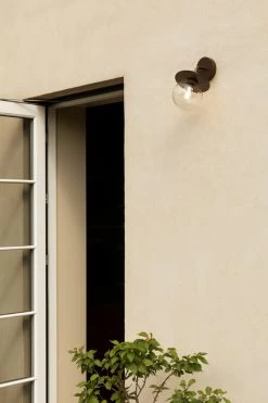 Liila Outdoor Wandleuchte, Dunkelbronze - Klar -Lassen Sie Ihre Gartenmöbel fließen. NUURA outdoor2971