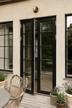 Liila 1 Outdoor Wand-/Deckenleuchte, Dunkelbronze - Klar -Lassen Sie Ihre Gartenmöbel fließen. NUURA outdoor3014