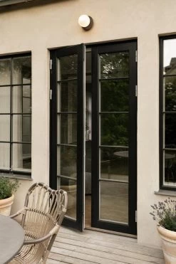 Liila 1 Outdoor Wand-/Deckenleuchte, Dunkelbronze - Opalweiß 9 Liila 1 Outdoor Wand-/Deckenleuchte, Dunkelbronze - Opalweiß -Lassen Sie Ihre Gartenmöbel fließen. NUURA outdoor3024