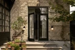 Liila Outdoor Wandleuchte, Schwarz - Opalweiß -Lassen Sie Ihre Gartenmöbel fließen. NUURA outdoor3082