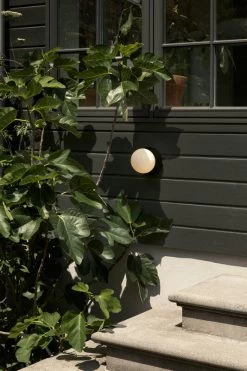 Liila 1 Outdoor Wand-/Deckenleuchte, Schwarz - Opalweiß 9 Liila 1 Outdoor Wand-/Deckenleuchte, Schwarz - Opalweiß -Lassen Sie Ihre Gartenmöbel fließen. NUURA outdoor3181