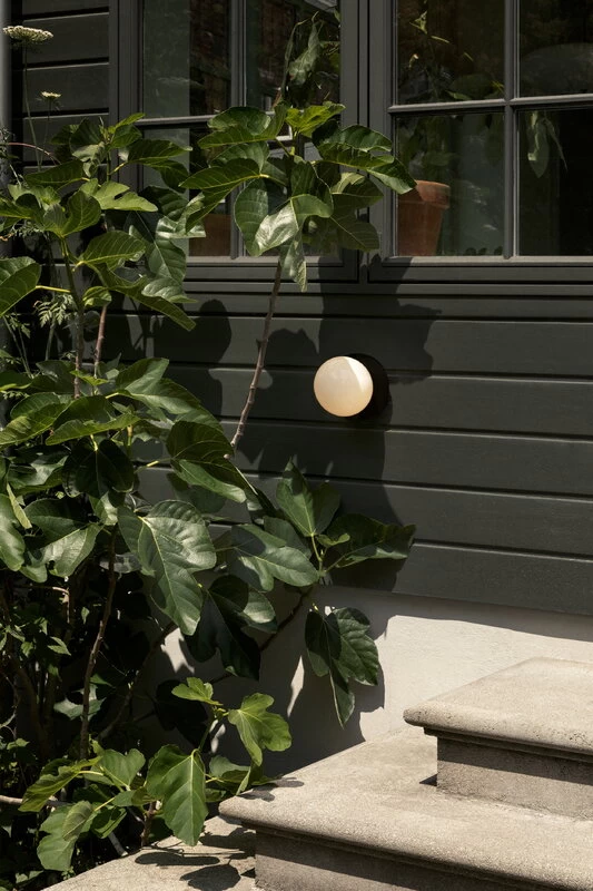 Liila 1 Outdoor Wand-/Deckenleuchte, Schwarz - Opalweiß 6 Liila 1 Outdoor Wand-/Deckenleuchte, Schwarz - Opalweiß – Bild 4