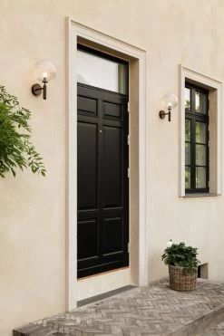 Miira Outdoor Wandleuchte, Dunkelbronze - Klar -Lassen Sie Ihre Gartenmöbel fließen. NUURA outdoor3312