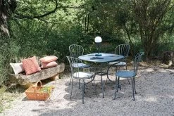 Opéra+ Armlehnstuhl, Wollweiß -Lassen Sie Ihre Gartenmöbel fließen. OPERA GRIS ORAGE MOOON EVASION PUGET BOOKGSS2021 SEBASTIEN EROME 1