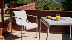 Hay Gestepptes Kissen Palissade Für Sessel, Himmelgrau -Lassen Sie Ihre Gartenmöbel fließen. Palissade Dining Armchair Palissade Dining Armchair Quilted Cushion Palissade Table sky grey 1