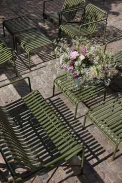 Hay Loungesofa Palissade, Olivgrün -Lassen Sie Ihre Gartenmöbel fließen. Palissade Lounge Sofa Olive Palissade Lounge Chair low Olive Palisadde Ottoman Olive