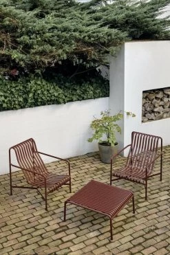 Hay Palissade Loungesessel, Hoch, Rostrot -Lassen Sie Ihre Gartenmöbel fließen. Palissade Lounge Chair High Palissade Low Table iron red