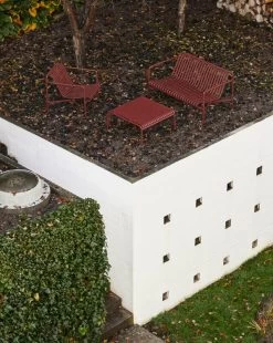Hay Palissade Loungesessel, Niedrig, Rostrot -Lassen Sie Ihre Gartenmöbel fließen. Palissade Lounge Chair Low iron red Palissade Low Table iron red powder coated steel Palissade Dining Bench iron red 1