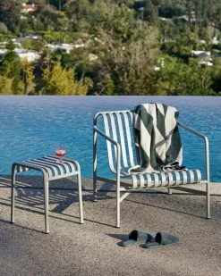 Hay Loungesessel Palissade, Niedrig, Himmelgrau -Lassen Sie Ihre Gartenmöbel fließen. Palissade Lounge Chair low sky grey Palissade Stool sky grey Frotte Stripe dark green