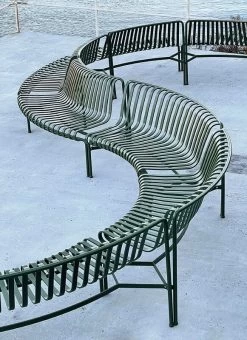 Hay Palissade Park Sitzbank-Erweiterung, Innen, Olivgrün -Lassen Sie Ihre Gartenmöbel fließen. Palissade Park Dining Bench In Out olive