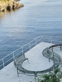 Hay Palissade Park Sitzbank-Erweiterung, Außen, Himmelgrau -Lassen Sie Ihre Gartenmöbel fließen. Palissade Park Dining Bench In Out olive 01