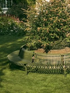 Hay Palissade Park Sitzbank-Erweiterung, Außen, Olivgrün -Lassen Sie Ihre Gartenmöbel fließen. Palissade Park Dining Bench Out olive 01