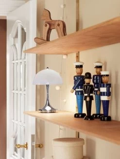 Louis Poulsen Panthella Portable V2 Tischleuchte, Opalgrau -Lassen Sie Ihre Gartenmöbel fließen. Panthella Portable Grey Opal Interior SS22 08459