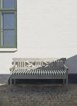Skagerak Drachmann Seat Cushion, Light Apricot - Dark Green -Lassen Sie Ihre Gartenmöbel fließen. S1040510 1960225 Drachmann Bench 165 and Cushion Light Apricot Green stripes M