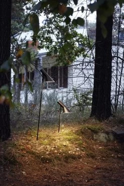 Louis Poulsen AJ Garden Wegeleuchte, Kurz, 3000 K, Verankerung Ohne Adapter 11 Louis Poulsen AJ Garden Wegeleuchte, Kurz, 3000 K, Verankerung Ohne Adapter -Lassen Sie Ihre Gartenmöbel fließen. SS23 AJ Garden Short Tall 10008role 2