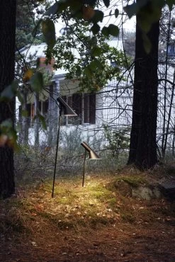 Louis Poulsen AJ Garden Wegeleuchte, Kurz, 3000 K, Erdspieß Ohne Adapter -Lassen Sie Ihre Gartenmöbel fließen. SS23 AJ Garden Short Tall 10008role