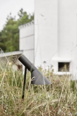 Louis Poulsen AJ Garden Wegeleuchte, Kurz, 3000 K, Verankerung Mit Adapter 11 Louis Poulsen AJ Garden Wegeleuchte, Kurz, 3000 K, Verankerung Mit Adapter -Lassen Sie Ihre Gartenmöbel fließen. SS23 AJ Garden Small from top 10020role 3