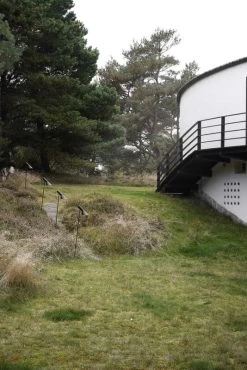 Louis Poulsen AJ Garden Wegeleuchte, Lang, 3000 K, Verankerung Mit Adapter -Lassen Sie Ihre Gartenmöbel fließen. SS23 AJ Garden Tall 4 10011role 3