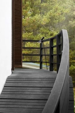 Louis Poulsen AJ Garden Wegeleuchte, Lang, 3000 K, Erdspieß Mit Adapter -Lassen Sie Ihre Gartenmöbel fließen. SS23 AJ Garden Tall single stair 10012role 2