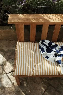 Skagerak Barriere Outdoor Cushion, 125 X 43 Cm, Golden Yellow Stripe -Lassen Sie Ihre Gartenmöbel fließen. Skagerak 1960967 1350600 Barriere Cushion Plank Bench 02 M