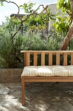 Skagerak Barriere Outdoor Cushion, 125 X 43 Cm, Golden Yellow Stripe -Lassen Sie Ihre Gartenmöbel fließen. Skagerak 1960967 1350600 Barriere Cushion Plank Bench 03 M
