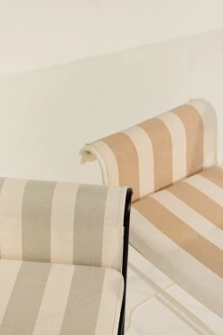 Gubi Tropique Stuhl Mit Fransen, Klassisches Schwarz - Leslie Stripe 11 Gubi Tropique Stuhl Mit Fransen, Klassisches Schwarz - Leslie Stripe -Lassen Sie Ihre Gartenmöbel fließen. Tropique 8