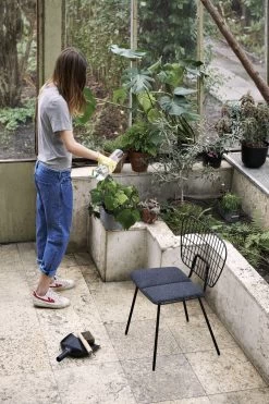 Menu Wire Blumentopf, Schwarz 13 Menu Wire Blumentopf, Schwarz -Lassen Sie Ihre Gartenmöbel fließen. WM String Chairs Location 07