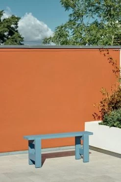 Hay Weekday Bank, 111 x 23 cm, Azurblau -Lassen Sie Ihre Gartenmöbel fließen. Weekday Bench L111 azure blue wb lacquered pinewood