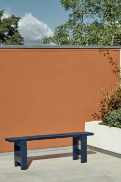 Hay Weekday Bank, 140 x 23 cm, Stahlblau -Lassen Sie Ihre Gartenmöbel fließen. Weekday Bench L140 steel blue wb lacquered pinewood