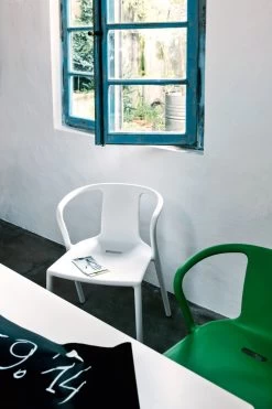 Magis Air Sessel, Weiß -Lassen Sie Ihre Gartenmöbel fließen. airarmchair