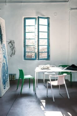 Magis Air Sessel, Weiß -Lassen Sie Ihre Gartenmöbel fließen. airchair airarmchair striped