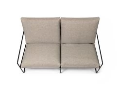 Ferm LIVING Desert 2-Sitzer-Sofa, Schwarz - Dunkles Sandbeige, Dolce -Lassen Sie Ihre Gartenmöbel fließen. fermLIVING SS22 DesertSofa 2seater BlackDarkSand 1104265434 pack 5