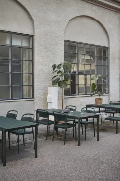 Muuto Linear Steel Tisch, 200 X 75 Cm, Dunkelgrün -Lassen Sie Ihre Gartenmöbel fließen. linear steel side chair armchair table 200 cm bench 200 cm dark green muuto org 150