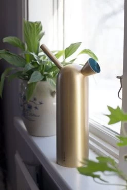 Klong Svante Gießkanne, Messing 12 Klong Svante Gießkanne, Messing -Lassen Sie Ihre Gartenmöbel fließen. svante mssing milj sa glifberg